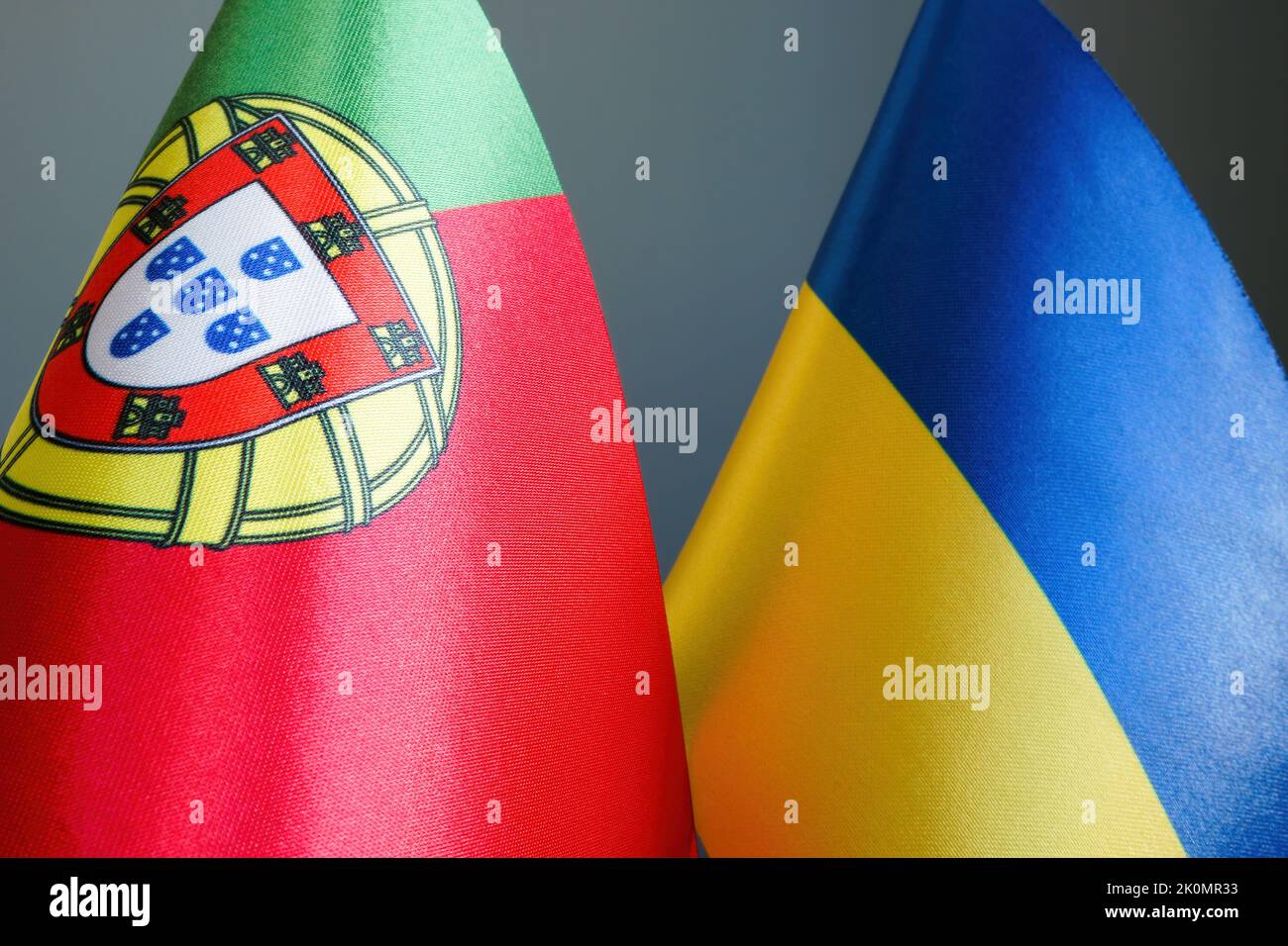 Nahaufnahme der Flaggen Portugals und der Ukraine. Stockfoto