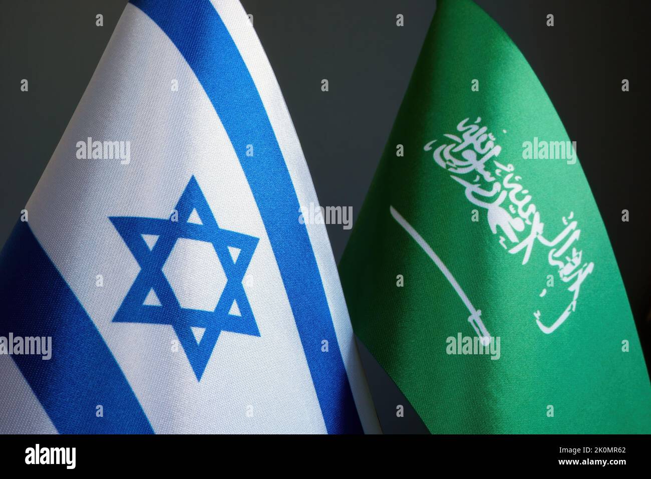 Kleine Flaggen von Israel und Saudi-Arabien. Stockfoto