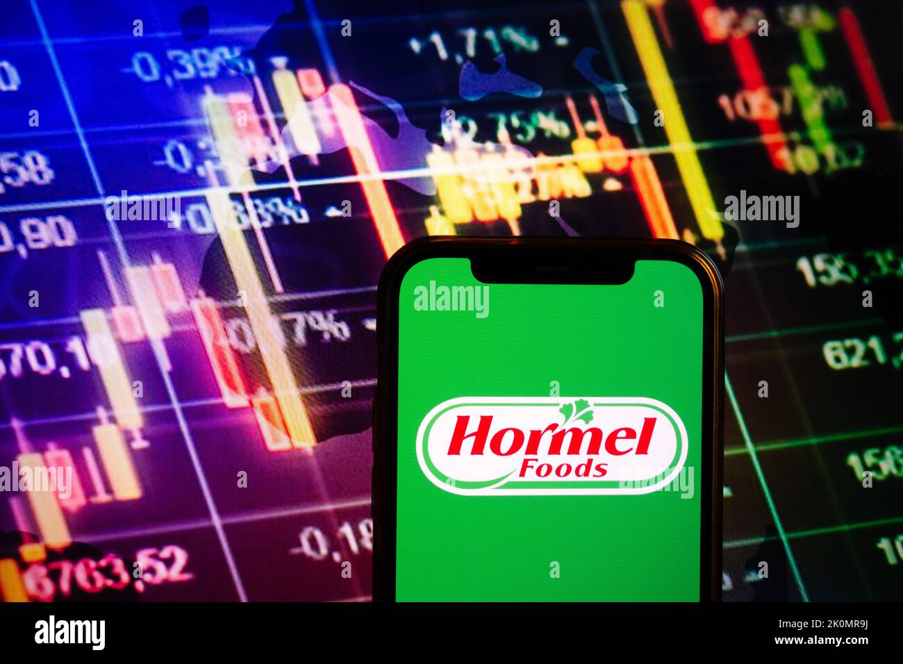 KONSKIE, POLEN - 10. September 2022: Smartphone mit Logo der Firma Hormel Foods im Hintergrund des Börsendiagramms Stockfoto