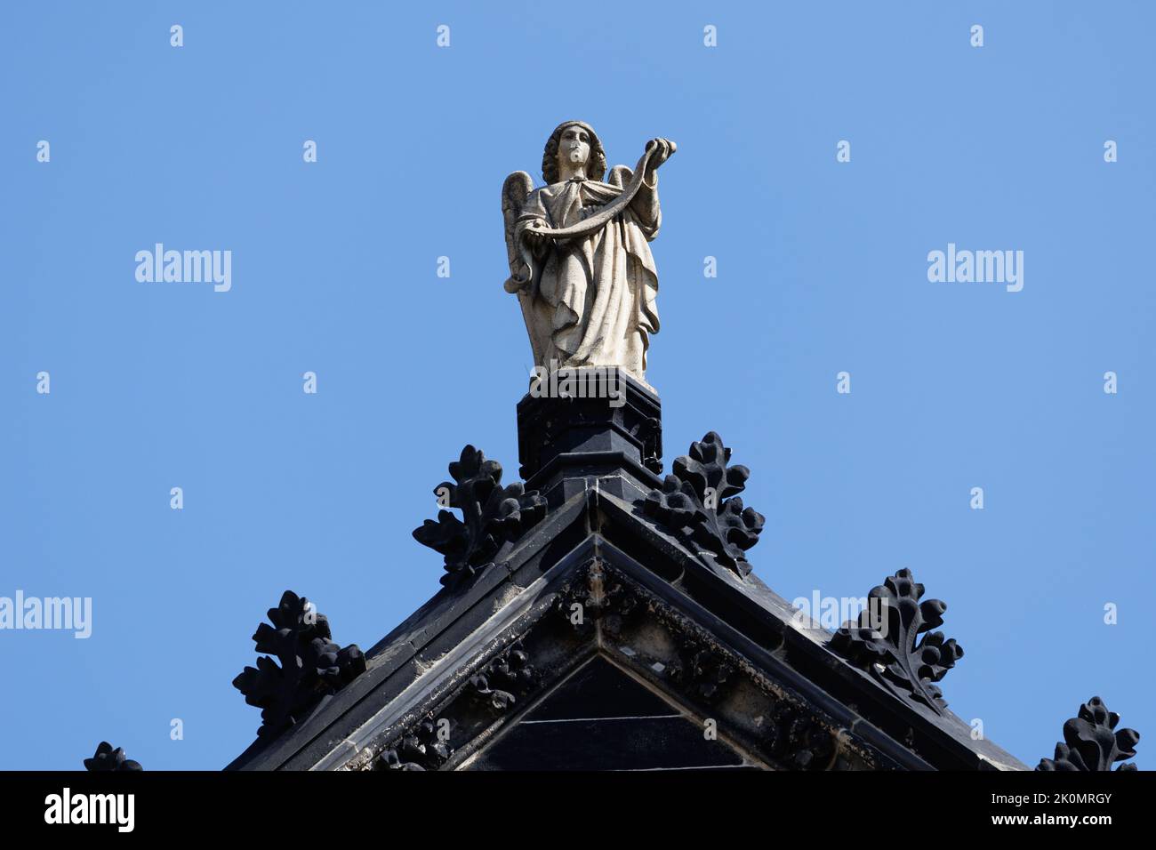 Leipzig, Sachsen, Deutschland; 09-03-2022: Peterskirche Engelskulptur über dem Eingangsportal Stockfoto