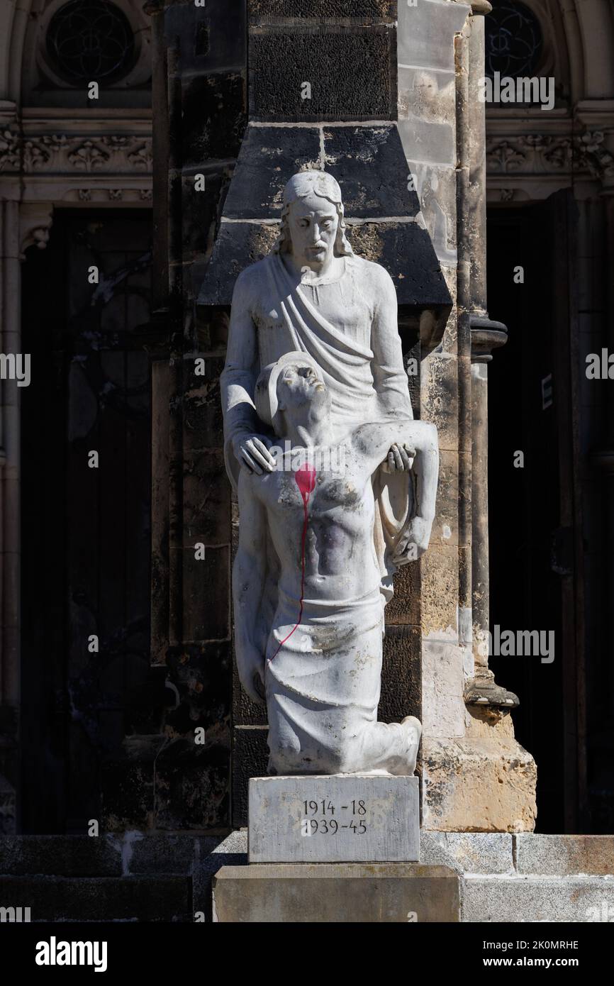 Leipzig, Sachsen, Deutschland; 09-03-2022: Christus und der sterbende Soldat, Kriegsdenkmal von Max Alfred Brumme aus dem Jahr 1933 am Haupteingang des St. Peter's CH Stockfoto