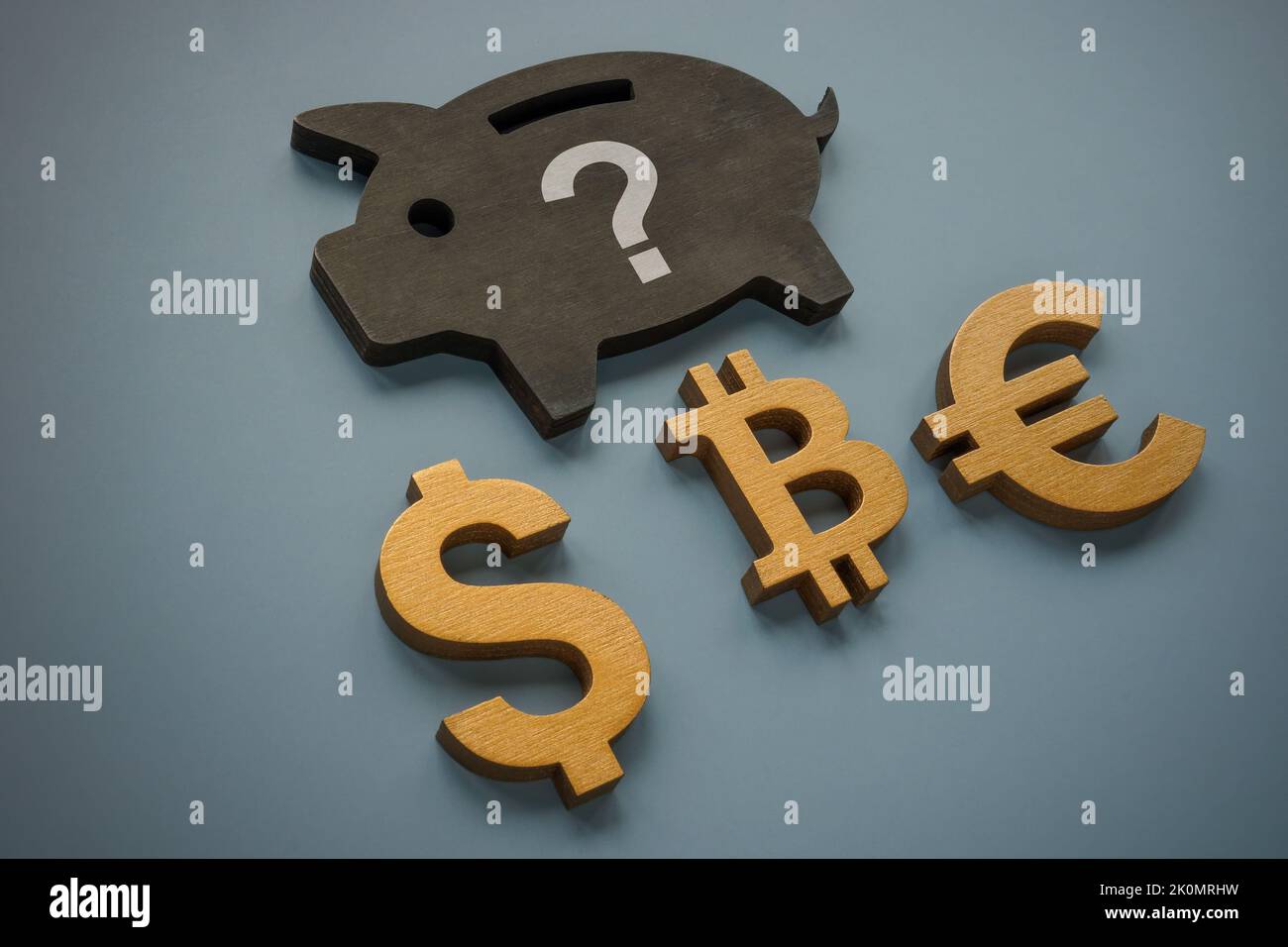 Sparschwein als Sparsymbol mit Dollar-, Euro- und Bitcoin-Symbolen. Stockfoto