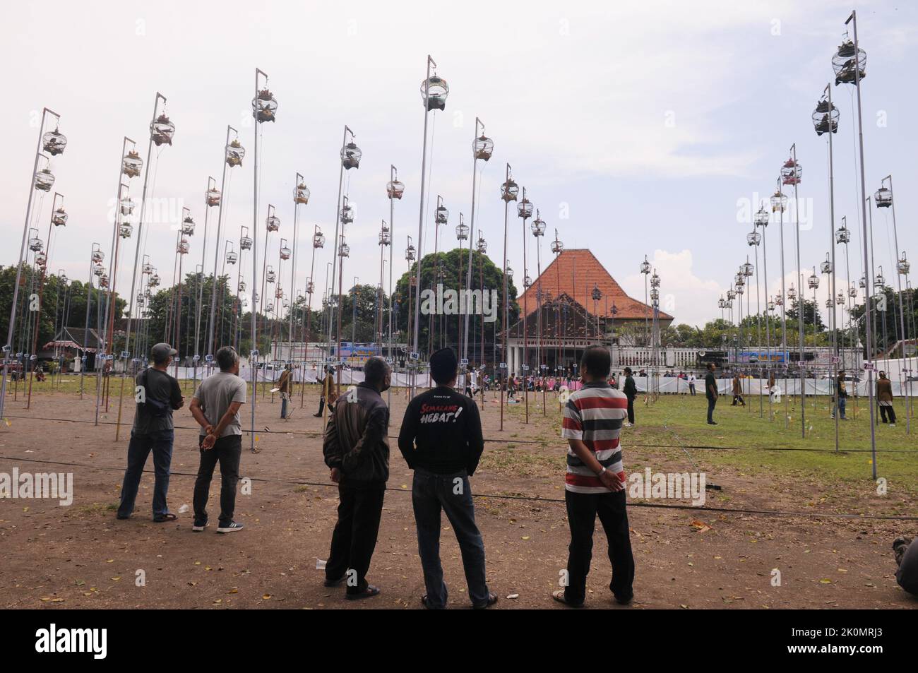 ALUN ALUN SELATAN, YOGYAKARTA, INDONESIEN. 11. September 2022. Vogelfreunde aus verschiedenen Regionen haben am 12. September 2022 den Dekukur Bird (Spilopelia chinensis) Natural Sound Art Wettbewerb auf dem Südplatz in Yogyakarta belebt. Insgesamt 222 Teilnehmer wurden in drei eingeteilt: Anfänger, Junior, Senior. Fünf Vogelton-Indikatoren: Front-Sound, Mittelton, End-Sound, Basic-Sound und Rhythmusstil. Der Dekukur (Spilopelia chinensis) hat einen mittelgroßen Körper (30 cm) mit einer rosa-braunen Farbe, der Schwanz dieses Vogels sieht lang aus mit einem dicken weißen Außenkante, die Flügelfedern sind dunkler Stockfoto