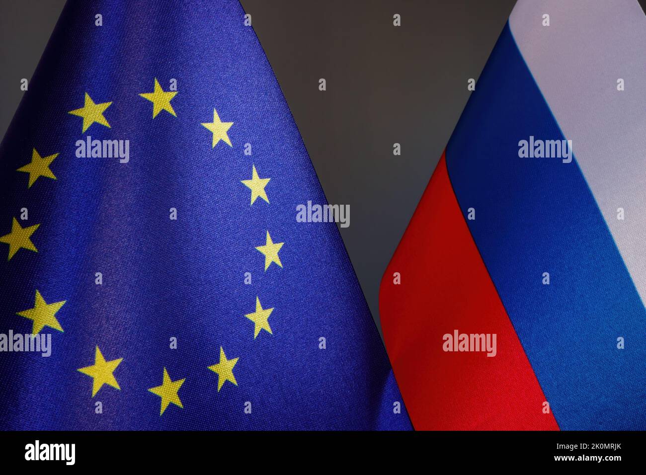 Flaggen der EU und Russlands als Symbol der Diplomatie Stockfoto