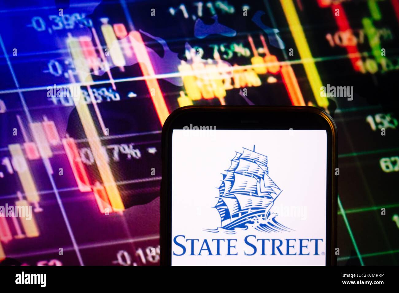 KONSKIE, POLEN - 10. September 2022: Smartphone mit Logo der State Street Corporation auf dem Hintergrund des Börsendiagramms Stockfoto