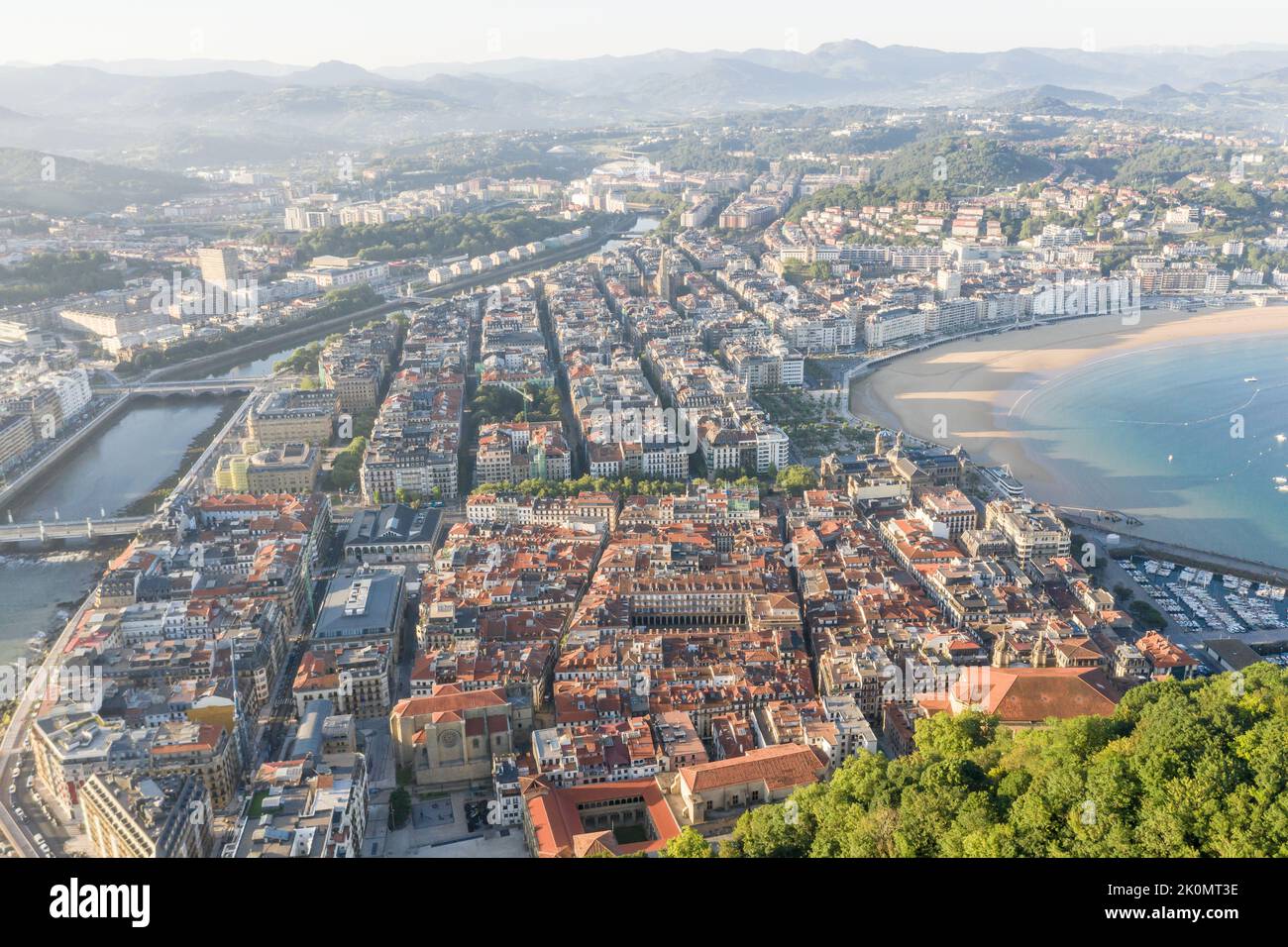 Luftperspektive von Donostia - San Sebastian Stadt. Panoramablick auf die Stadt. Links der Fluss Urumea und rechts die Altstadt von San Sebastian Stockfoto