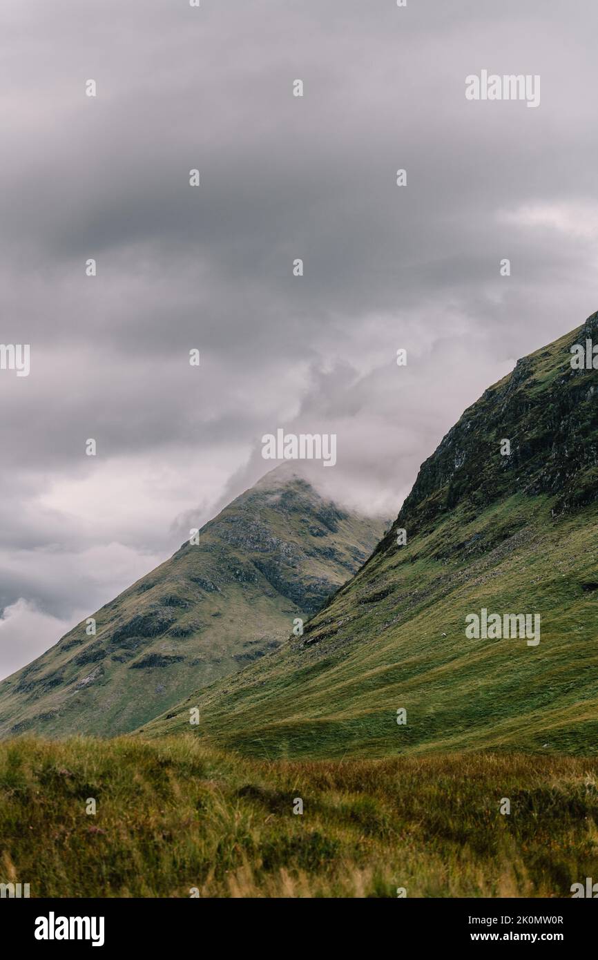 Berg mit dramatischem Himmel in Schottland. Stockfoto