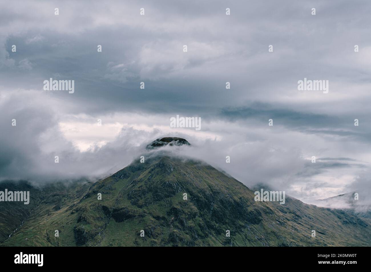 Berg mit dramatischem Himmel in Schottland. Stockfoto