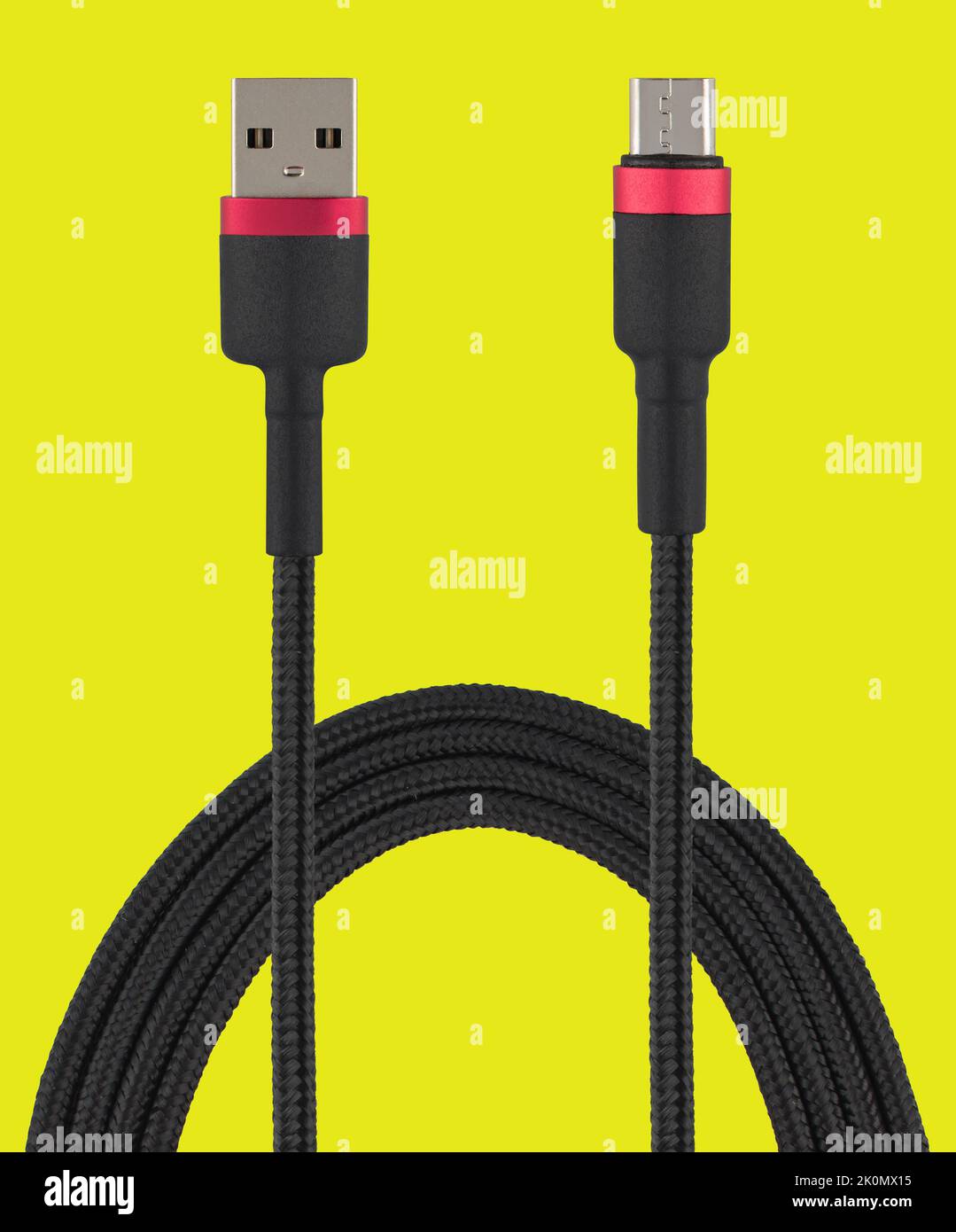 Kabel mit USB- und Micro-USB-Anschluss, isoliert auf gelbem Hintergrund Stockfoto