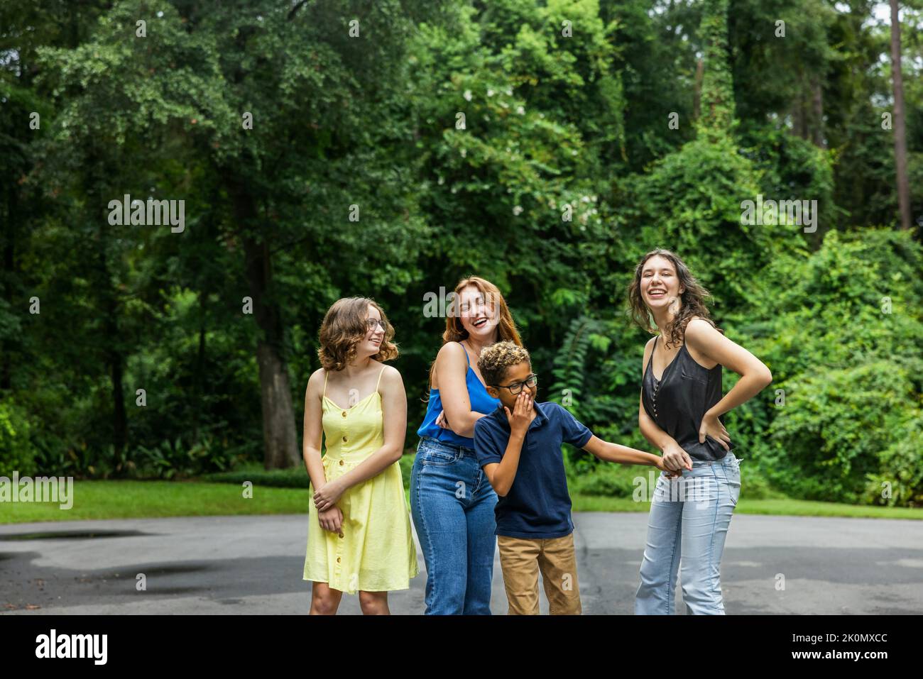 Vier Geschwister draußen im Sommer Stockfoto
