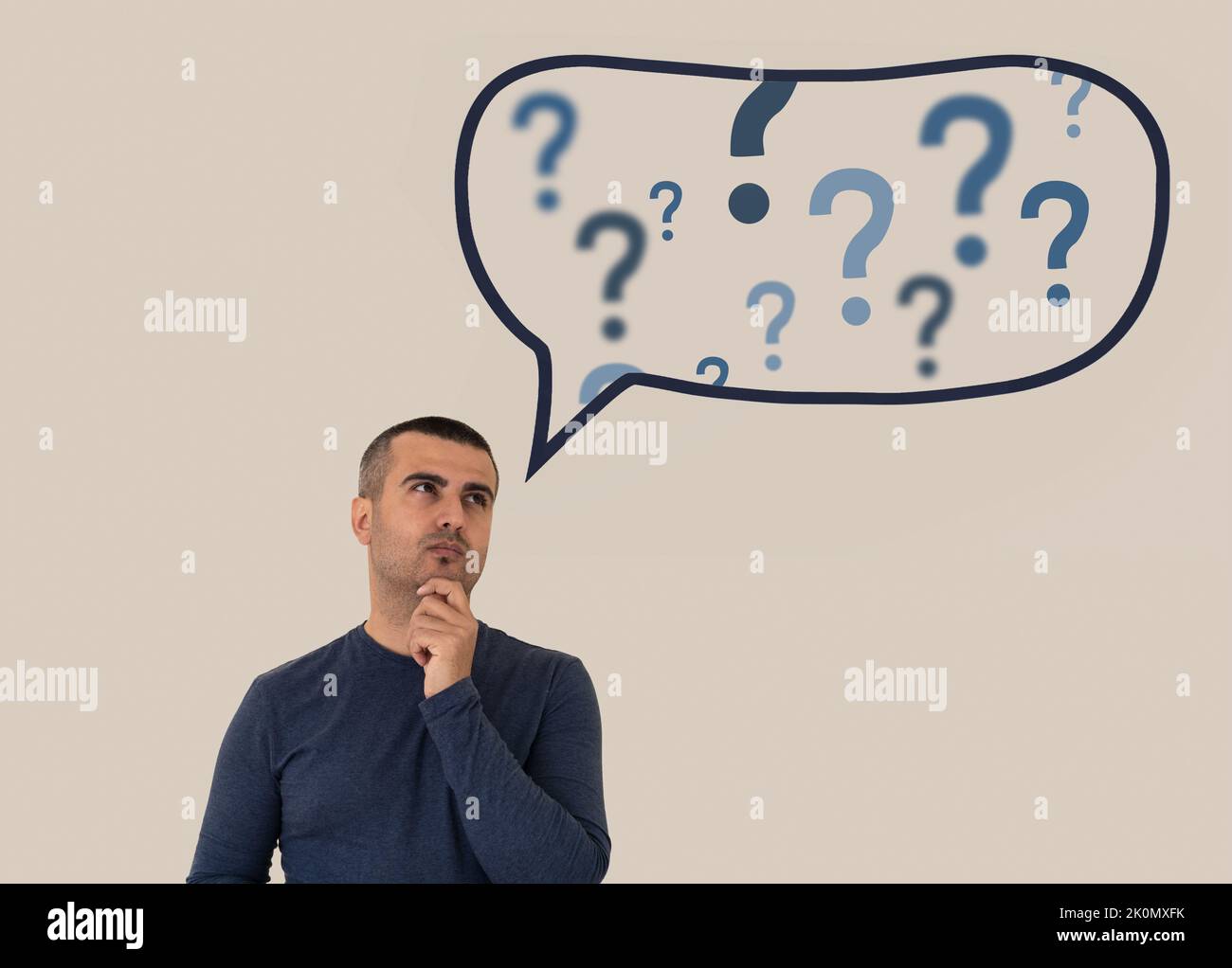 Nahaufnahme eines nachdenklichen und nachdenklichen Mannes mit Fragezeichen im Hintergrund. Konzept von FAQ und Mindblowing, um Antworten auf Fragen zu finden. Stockfoto