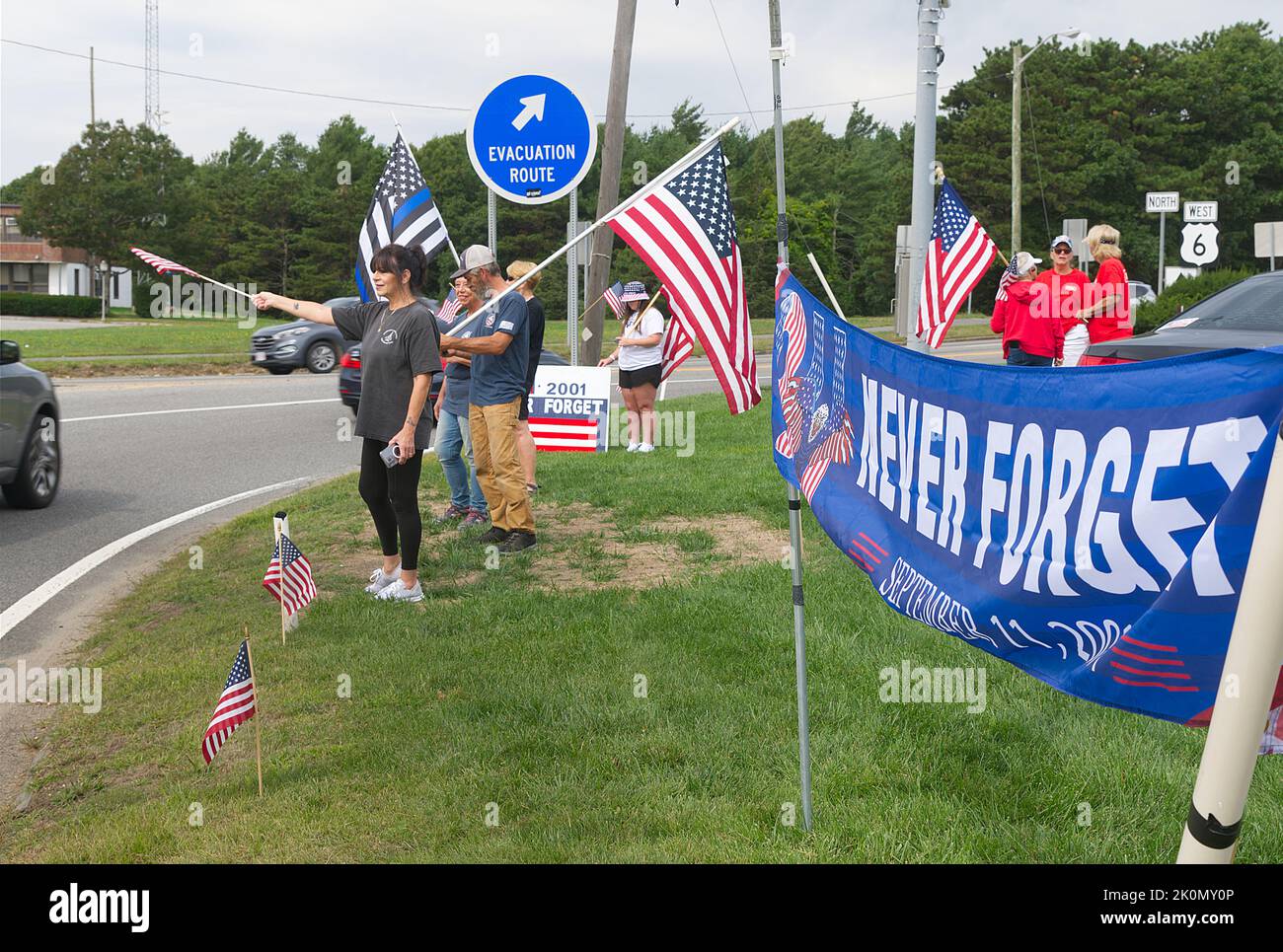 Erinnerung an den 11.. September - Flagge schwenkt beim Bourne Rotary auf Cape Cod, Massachusetts, USA Stockfoto