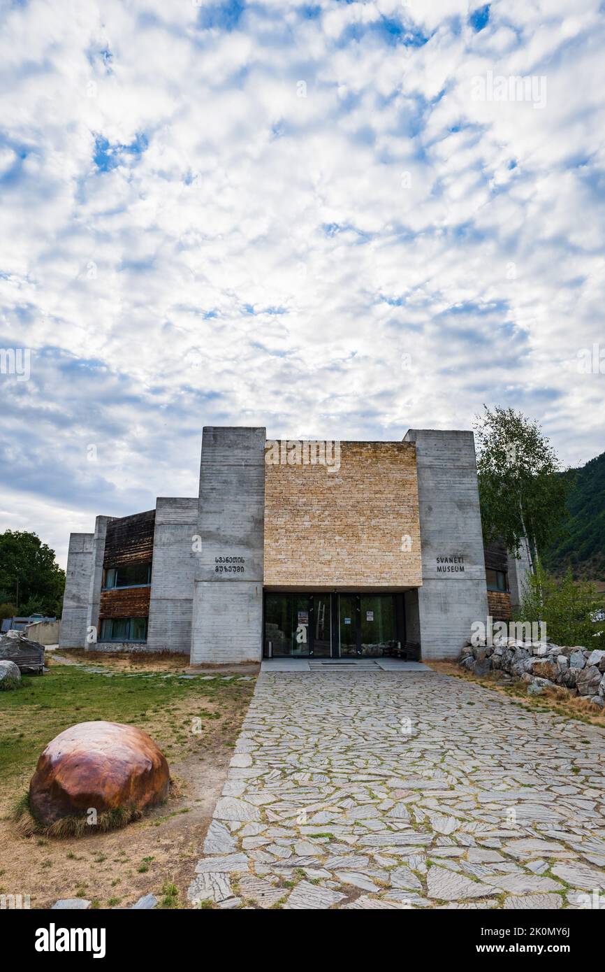 Mestia, Georgia - September 2022: Svaneti Museum in Mestia Stadt, Georgia. Svaneti Museum of History and Ethnography, ein Wahrzeichen moderner Architektur Stockfoto