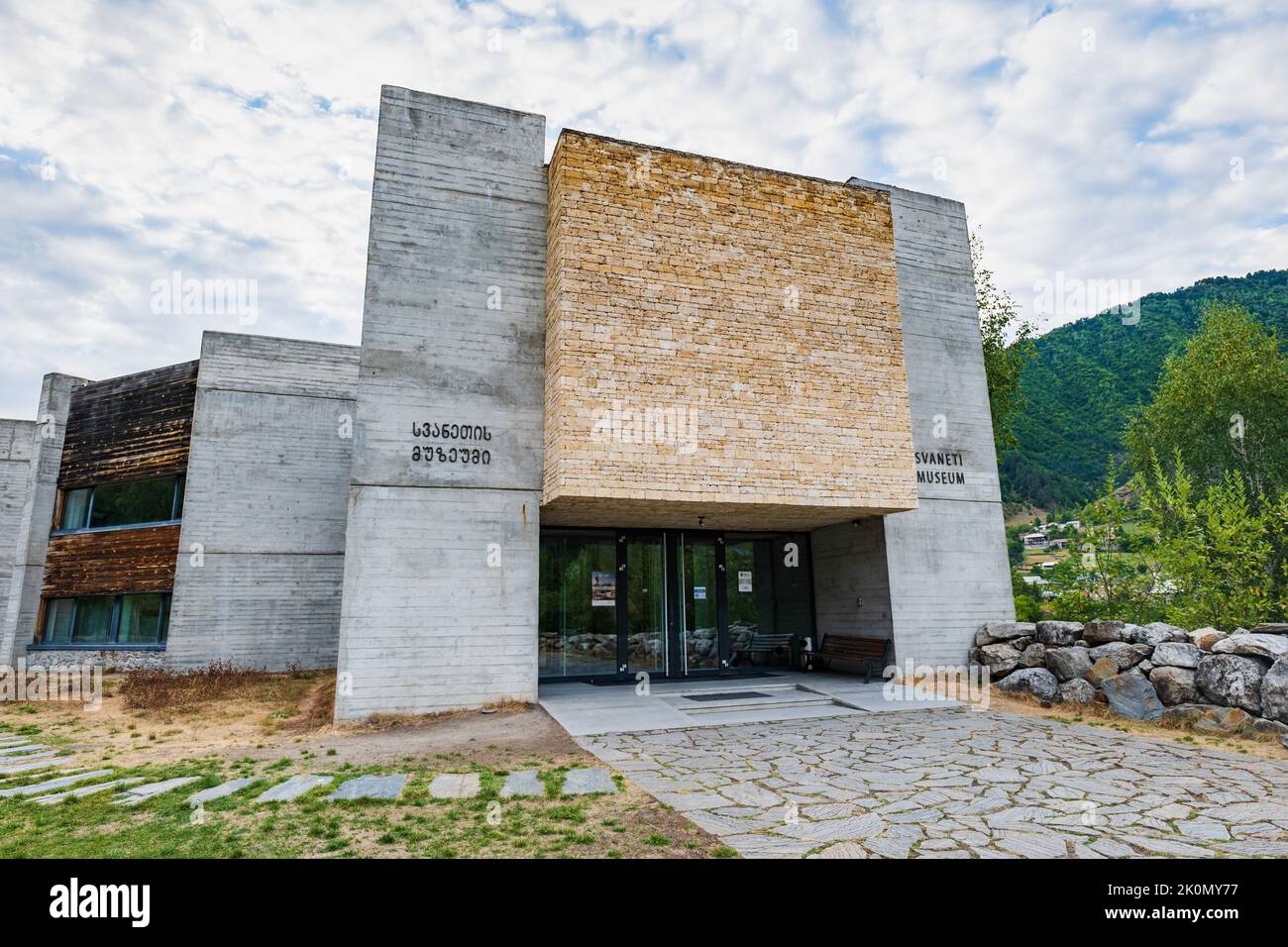 Mestia, Georgia - September 2022: Svaneti Museum in Mestia Stadt, Georgia. Svaneti Museum of History and Ethnography, ein Wahrzeichen moderner Architektur Stockfoto