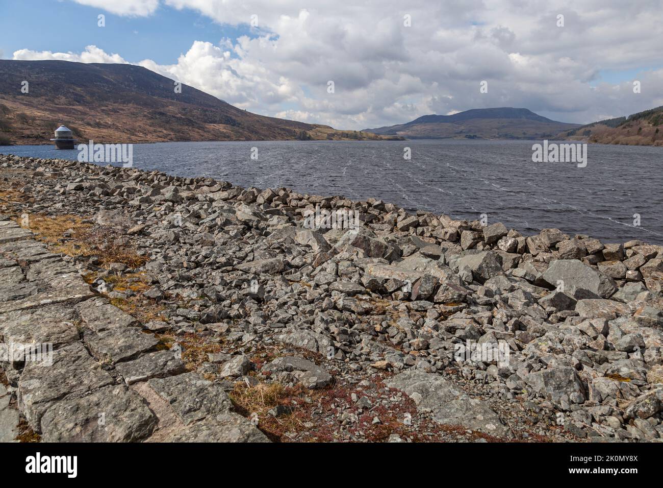 Blick auf den Damm und den Turm des Llyn Celyn Reservoir, Snowdonia National Park Stockfoto