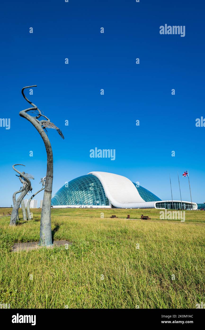 Kutaisi, Georgien - September 2022: Parlamentsgebäude in Kutaisi, Georgien. Ein neues Wahrzeichen moderner Architektur in der Stadt Kutaisi Stockfoto