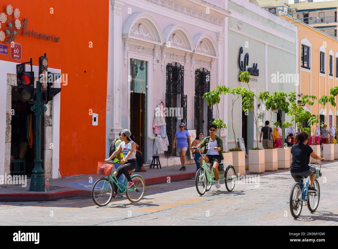 Biciruta ist ein traditionelles sonntägliches Fahrradfahren, bei dem die Stadt einige Straßen im historischen Zentrum schließt, um den Menschen zu ermöglichen, Fahrräder zu fahren und Outdoor-Aktivitäten zu genießen, Merida, Yucatan, Mexiko Stockfoto