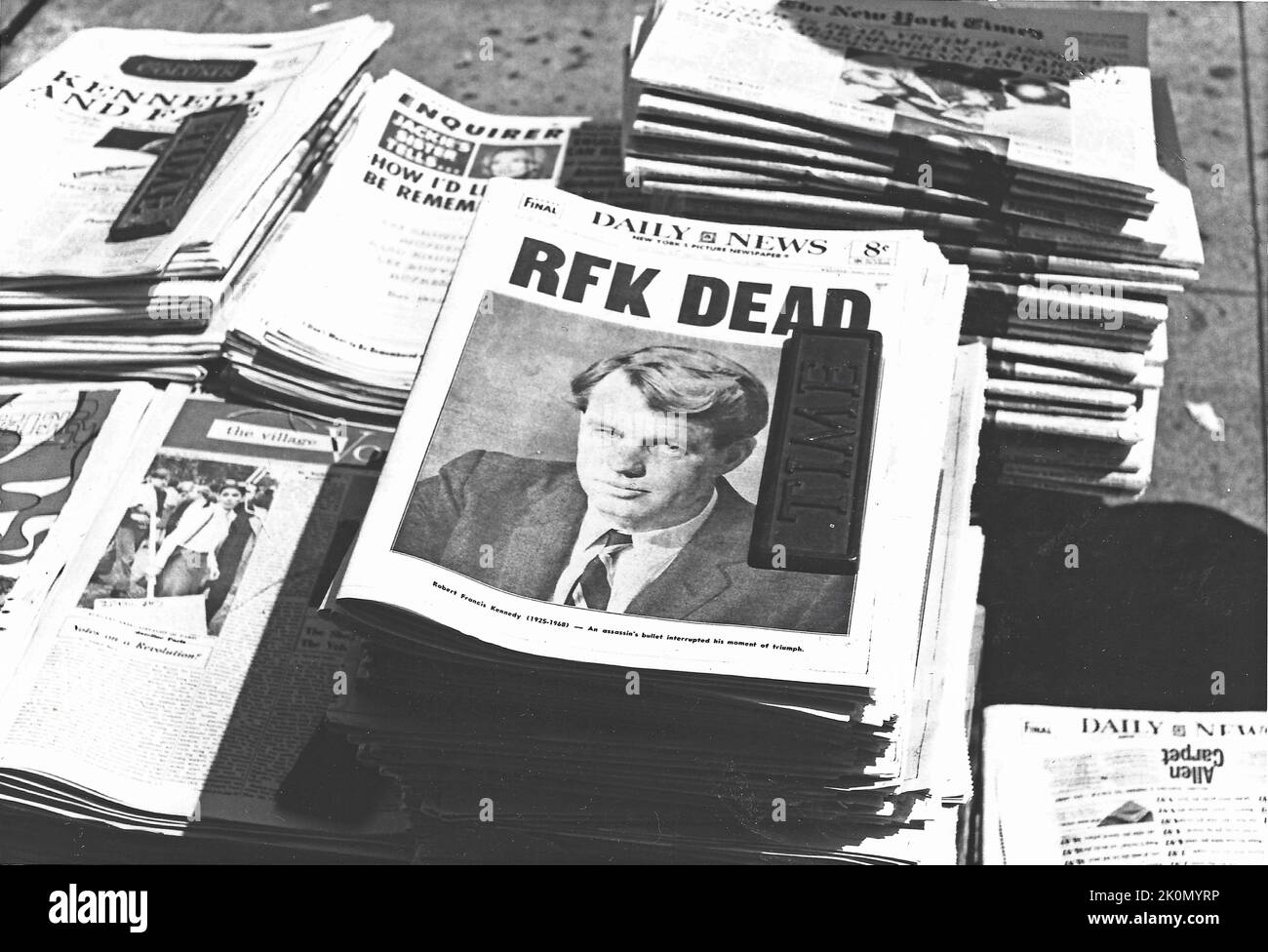 Zeitungsstand in New York City Schlagzeilen Mord an Robert F. Kennedy Stockfoto