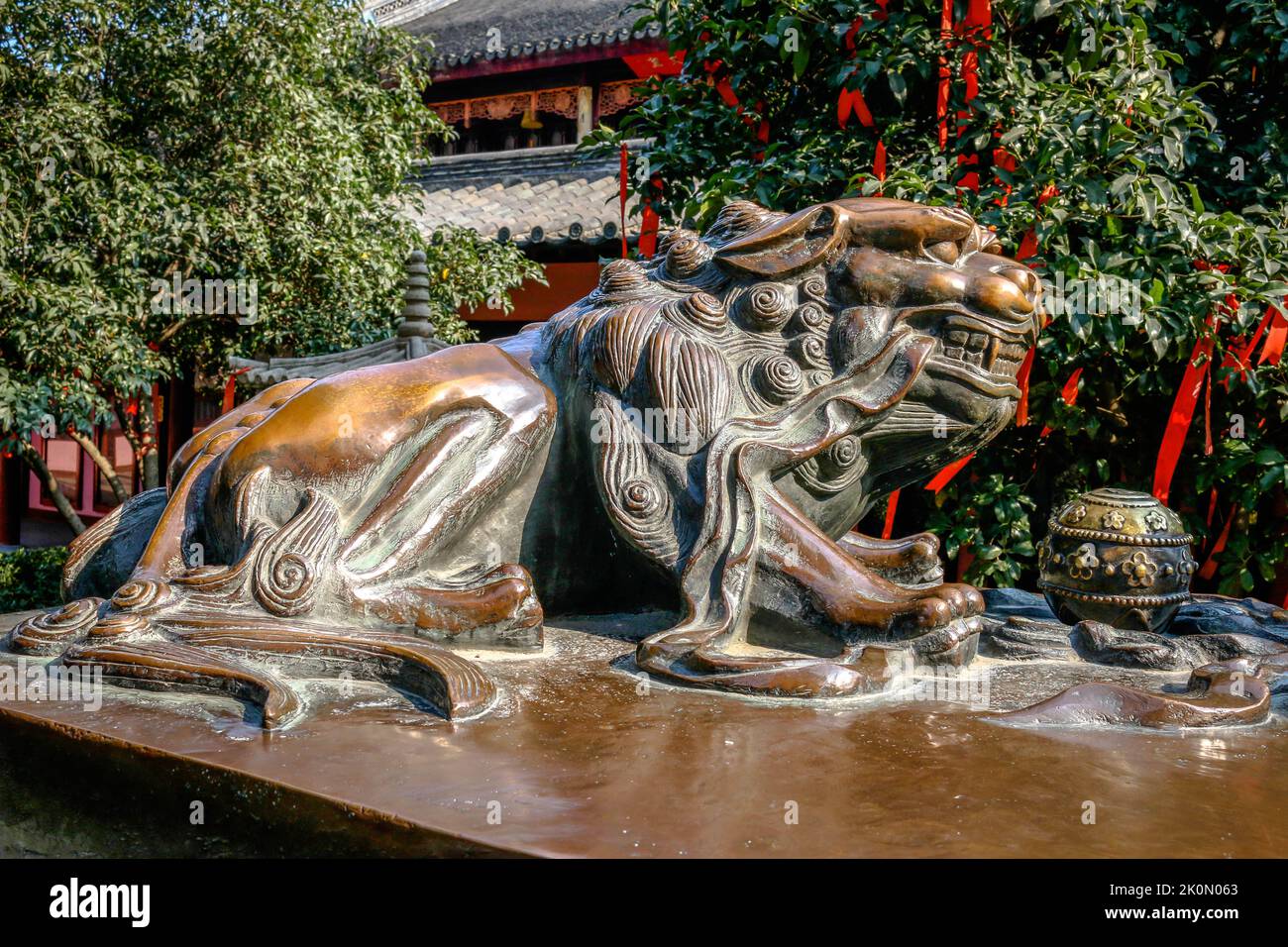 Kupferlöwe im Hanshan Tempel in der Stadt Suzhou, China Stockfoto