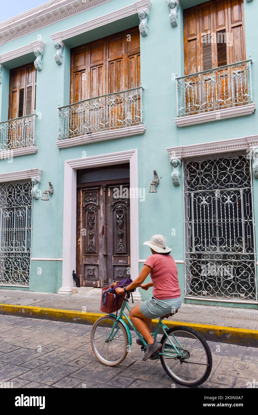 Radfahrerin im historischen Zentrum von Merida, Yucatan, Mexiko Stockfoto