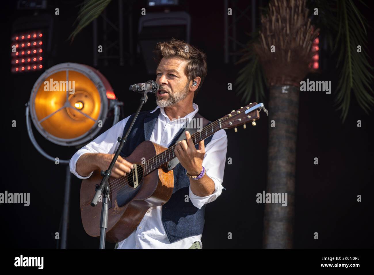 Bretigny sur Orge, Frankreich. 11. September 2022. Der Singer-Songwriter Christophe Mae tritt auf der Angela Davis Bühne während des Fete of Humanite auf. Stockfoto