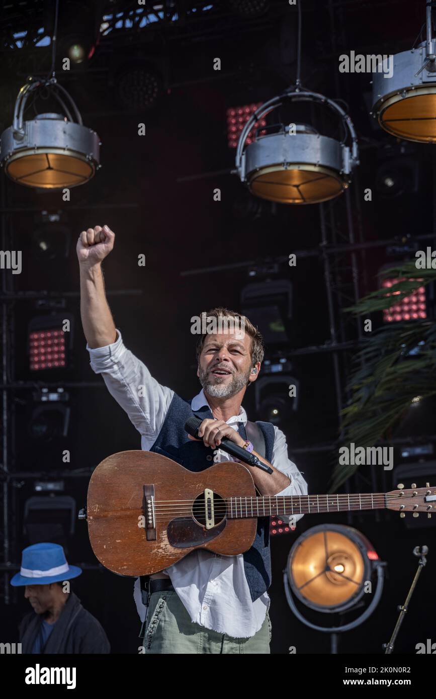 Bretigny sur Orge, Frankreich. 11. September 2022. Der Singer-Songwriter Christophe Mae tritt auf der Angela Davis Bühne während des Fete of Humanite auf. Stockfoto