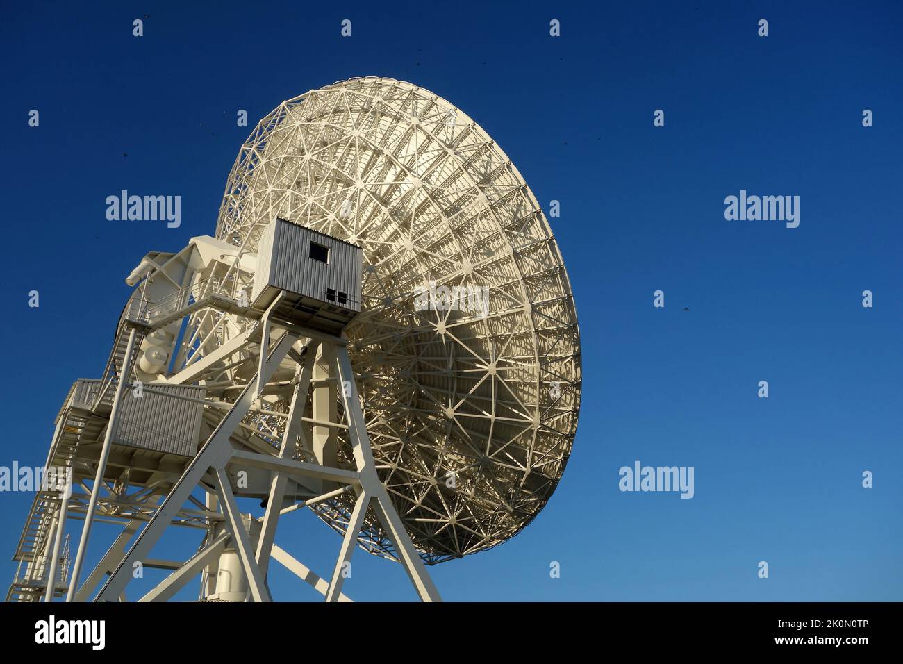 Radiotelskop, das an der astronomischen Sternwarte in Torun, Polen, verwendet wird. Stockfoto