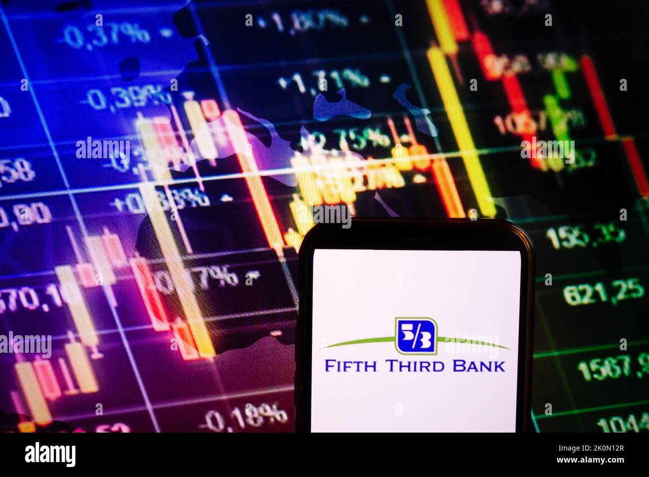 KONSKIE, POLEN - 10. September 2022: Smartphone mit Logo der Fifth Third Bank Company auf dem Hintergrund des Börsendiagramms Stockfoto KONSKIE, POLEN - 10. September 2022: Smartphone mit Logo der Fifth Third Bank Company auf dem Hintergrund des Börsendiagramms Stockfoto