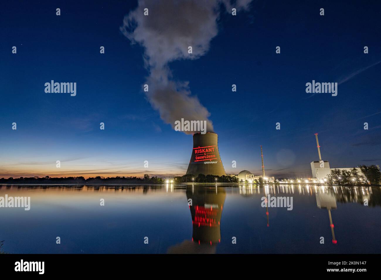 Essenbach, Deutschland. 12. September 2022. Greenpeace-Aktivisten projizieren riskant & unnötig auf den Kühlturm des Atomkraftwerks Isar 2. Quelle: Armin Weigel/dpa/Alamy Live News Stockfoto