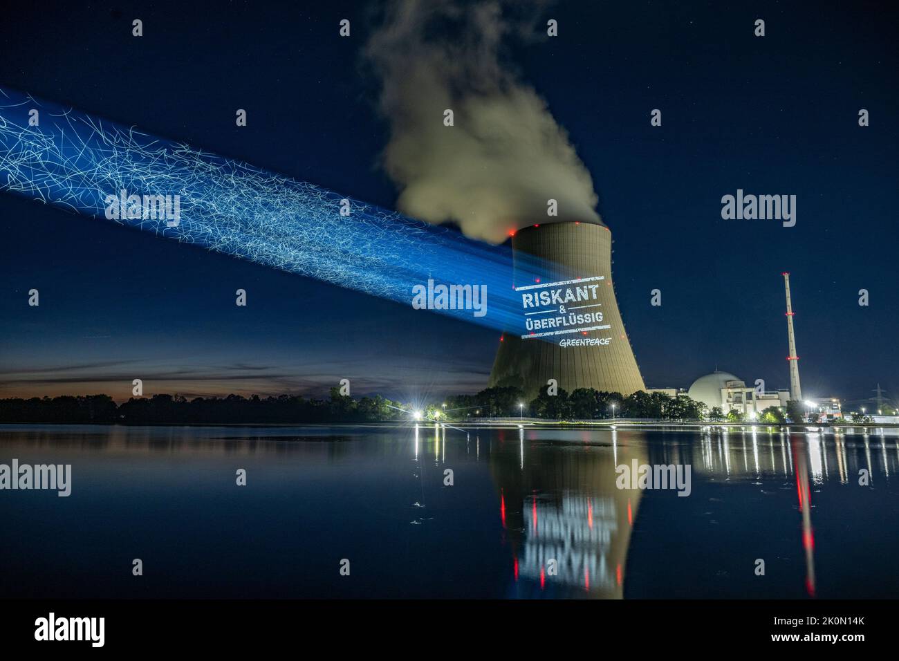Essenbach, Deutschland. 12. September 2022. Greenpeace-Aktivisten projizieren riskant & unnötig auf den Kühlturm des Atomkraftwerks Isar 2. Quelle: Armin Weigel/dpa/Alamy Live News Stockfoto