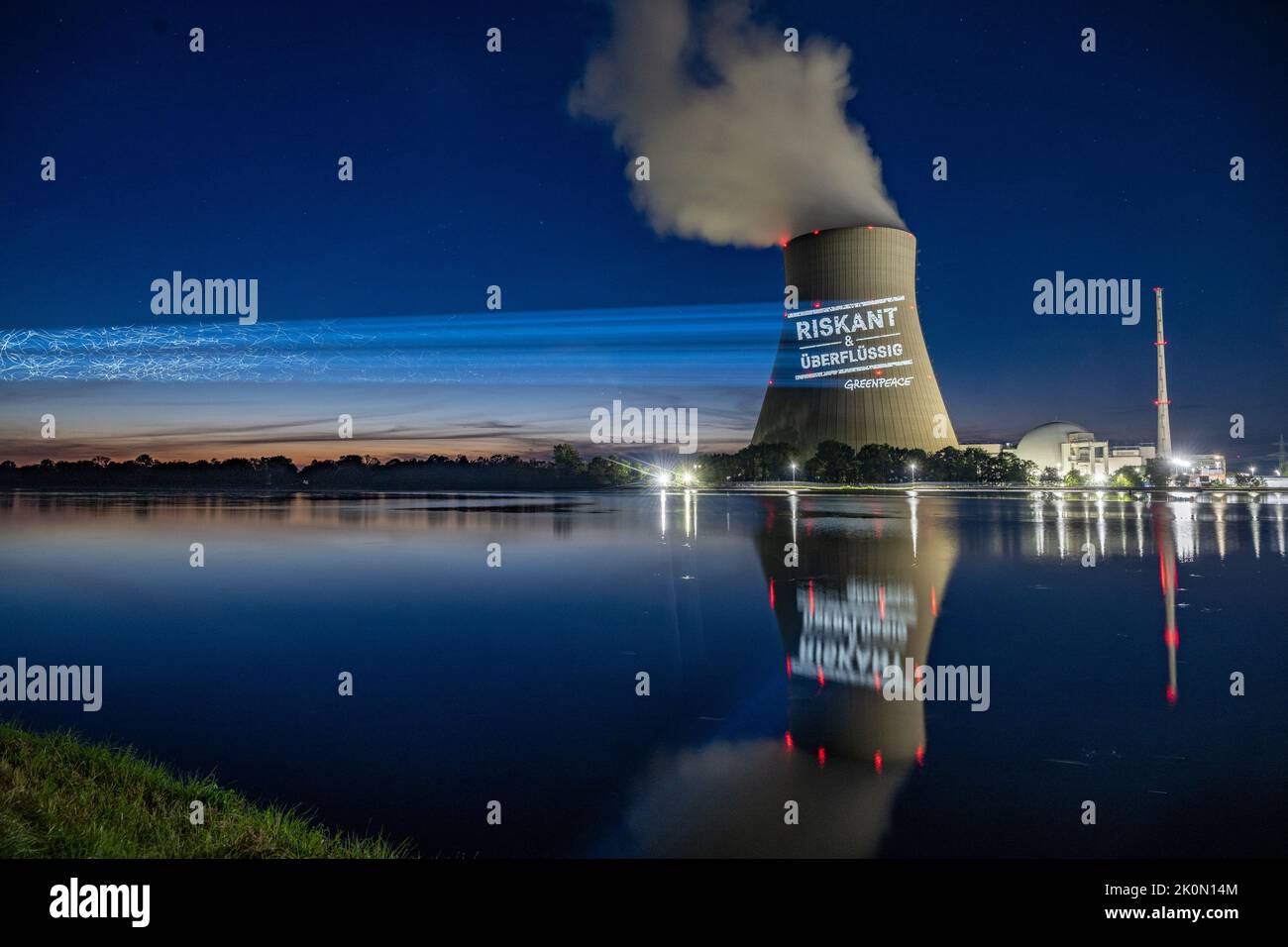 Essenbach, Deutschland. 12. September 2022. Greenpeace-Aktivisten projizieren riskant & unnötig auf den Kühlturm des Atomkraftwerks Isar 2. Quelle: Armin Weigel/dpa/Alamy Live News Stockfoto