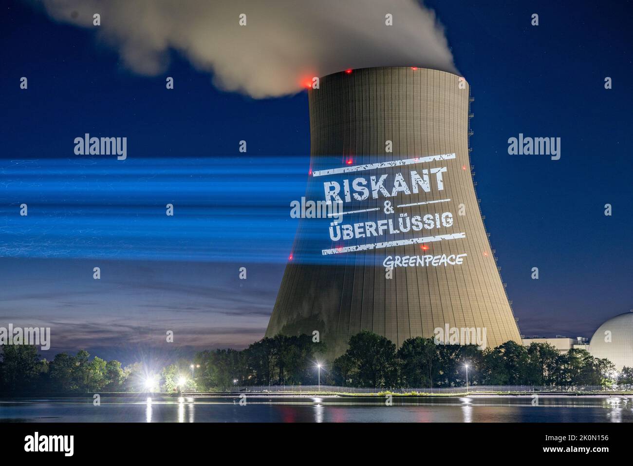 Essenbach, Deutschland. 12. September 2022. Greenpeace-Aktivisten projizieren riskant & unnötig auf den Kühlturm des Atomkraftwerks Isar 2. Quelle: Armin Weigel/dpa/Alamy Live News Stockfoto