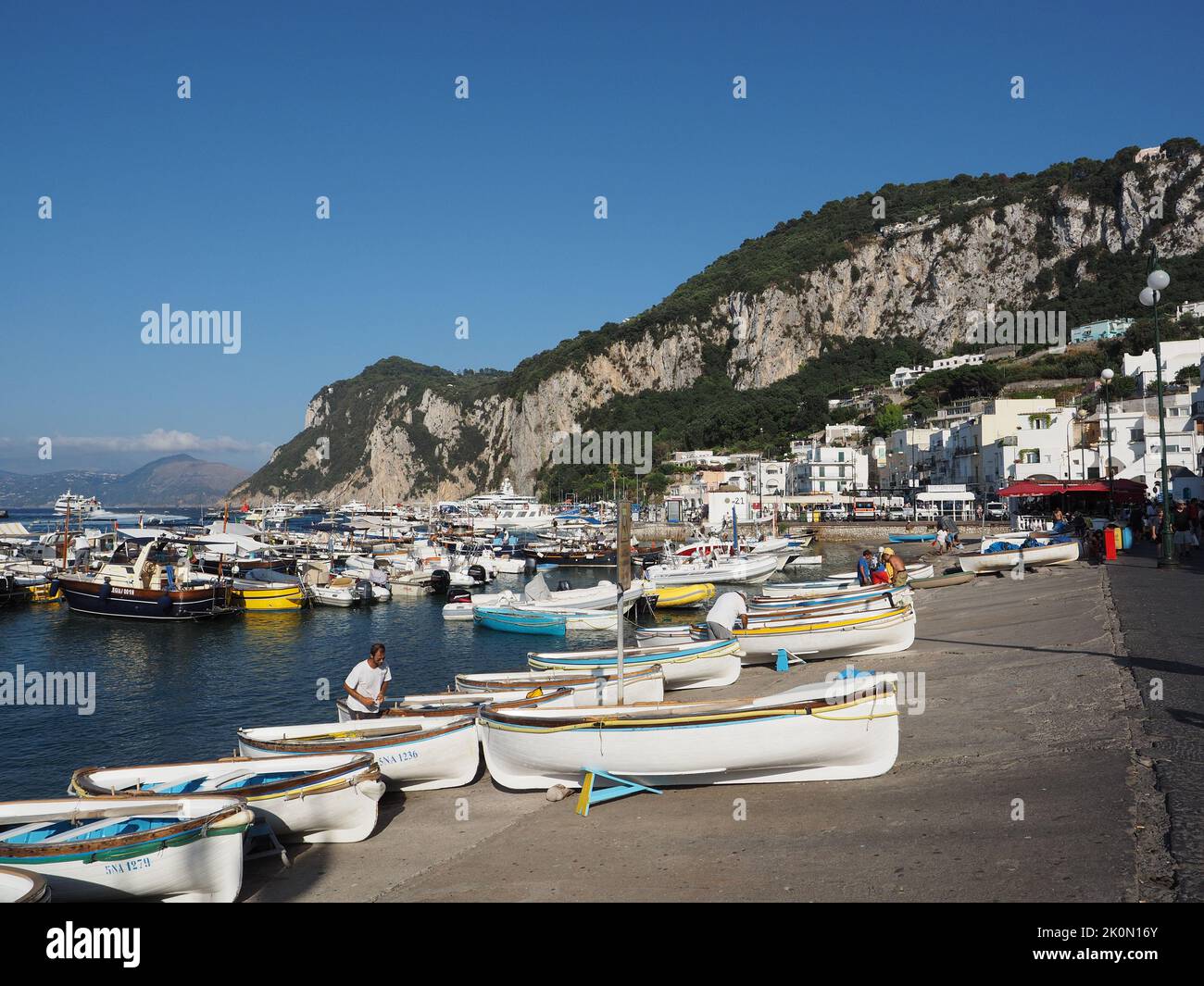 Hafen von Capri mit vielen touristischen Booten, die verwendet werden, um die Grotte azzurro zu besuchen oder um die Insel zu erkunden. Capri, Kampanien, Italien Stockfoto
