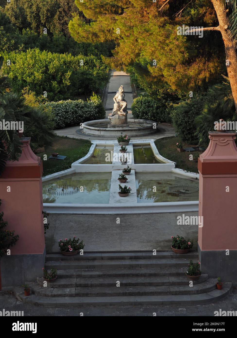 Klassischer grüner Garten mit Statue und Brunnen des Hotels Miglia d'Oro in Ercolano, Kampanien, Italien Stockfoto