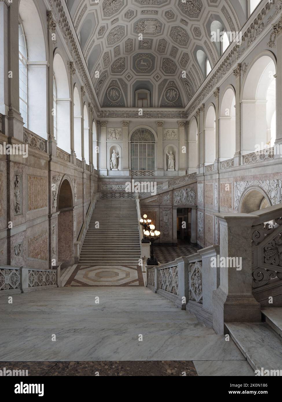 Die berühmte große Eingangshalle des Palazzo reale Royal Palace in Neapel, Kampanien, Italien Stockfoto