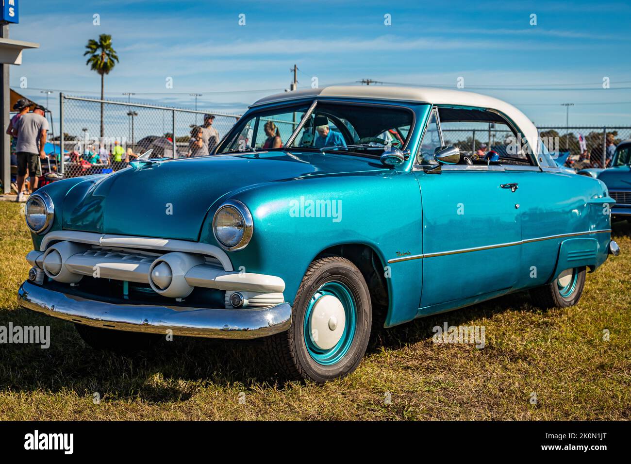 Daona Beach, FL - 24. November 2018: Vorderansicht eines Ford Victoria Hardtop Coupés aus dem Jahr 1951 bei einer lokalen Automobilausstellung. Stockfoto