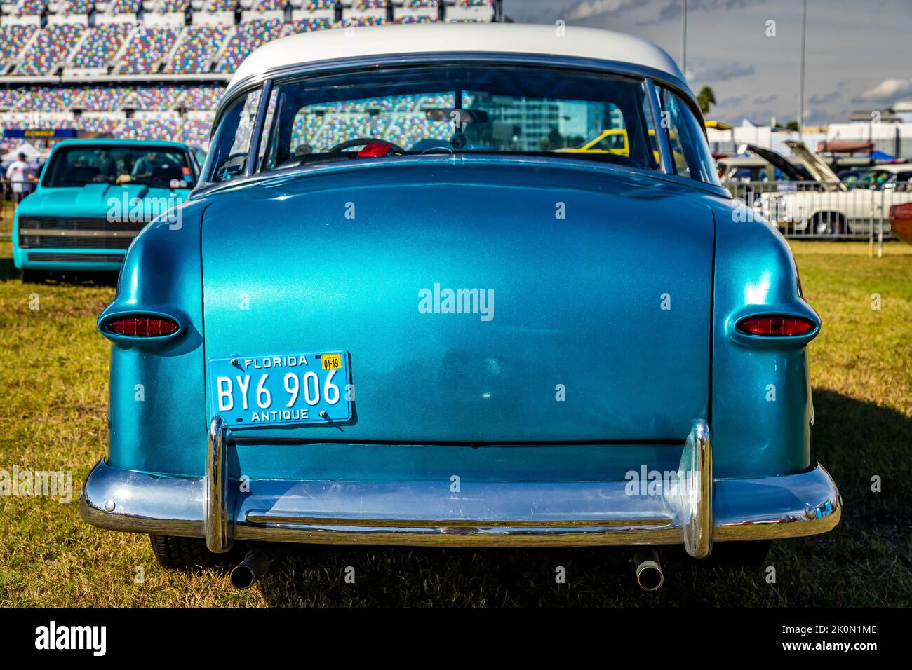 Daona Beach, FL - 24. November 2018: Rückansicht eines Ford Victoria Hardtop Coupés aus dem Jahr 1951 auf einer lokalen Automobilausstellung. Stockfoto