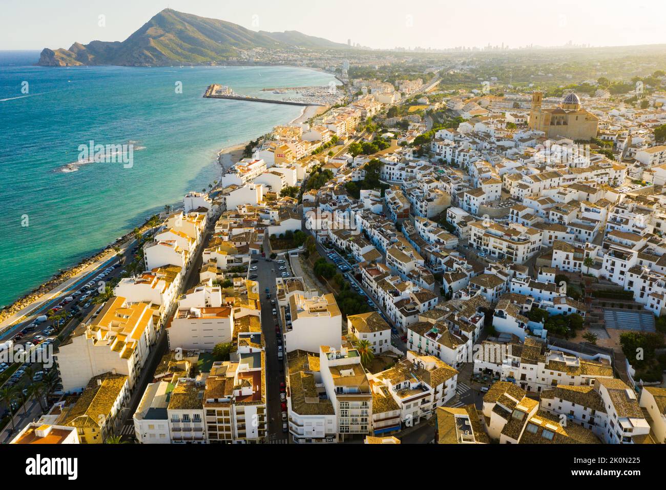 Luftaufnahme der Stadt Altea und der malerischen Mittelmeerküste. Spanien Stockfoto