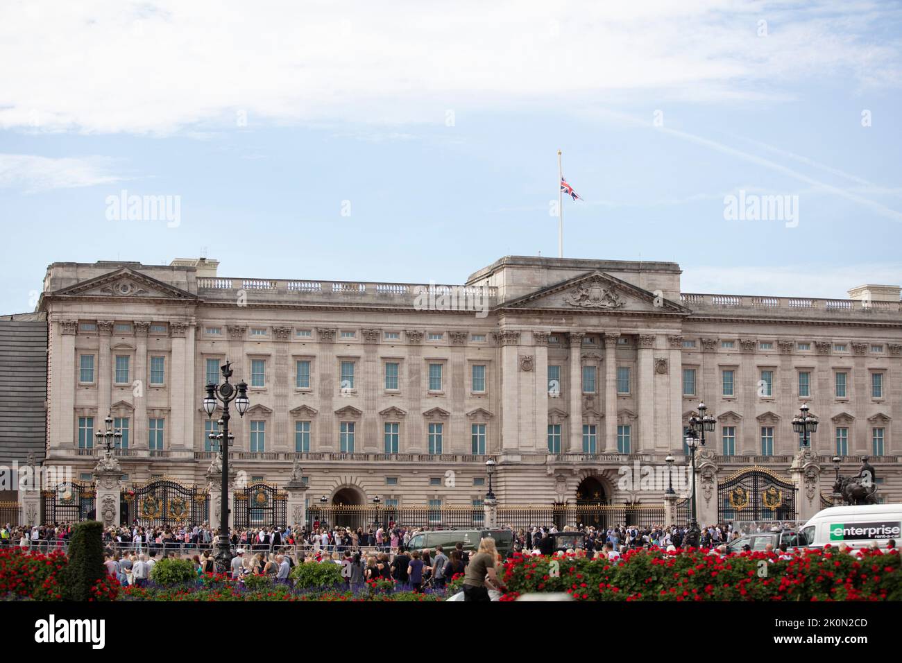 LONDON, Großbritannien - 2022. September: Die Menschen machen sich auf den Weg zum Buckingham Palace, um Königin Elizabeth II. Nach ihrem Tod zu ehren Stockfoto