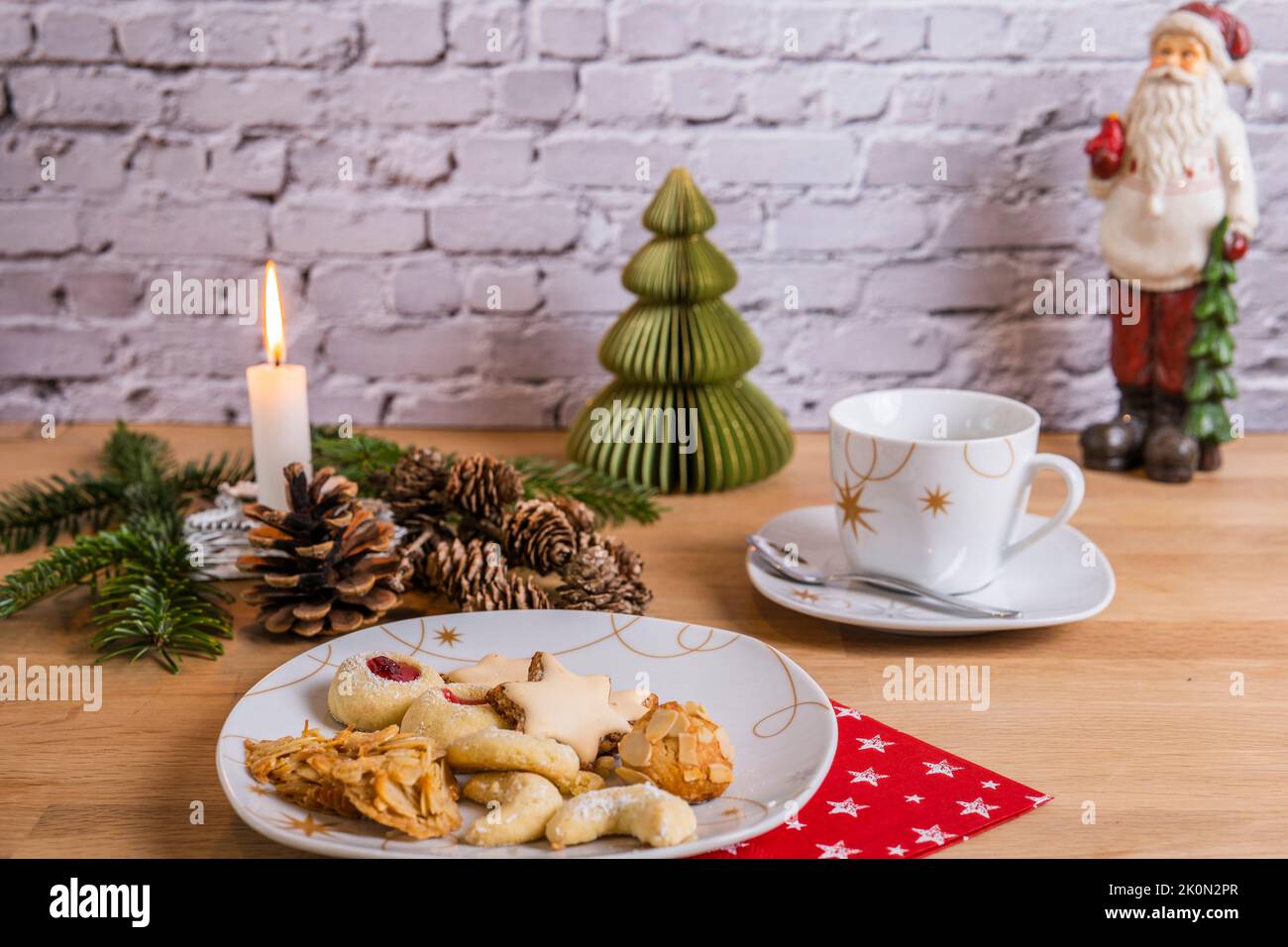 Adventskaffee mit hausgemachten Weihnachtsplätzchen Stockfoto