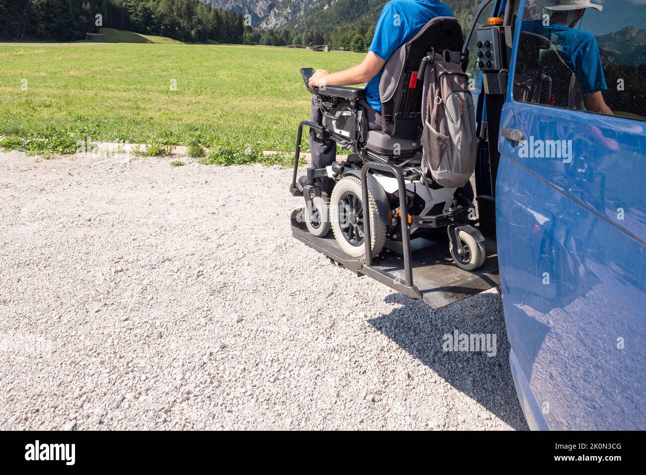 Barrierefreies Auto mit Rollstuhllift-Rampe für Menschen mit Behinderung. Stockfoto