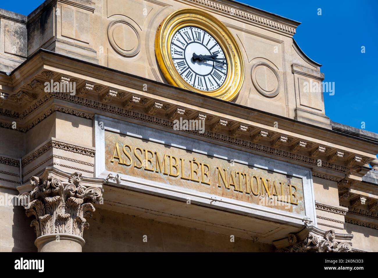 Detail der Fassade des Gebäudes der französischen Nationalversammlung, auch Palais Bourbon oder Abgeordnenkammer genannt, Paris, Frankreich Stockfoto