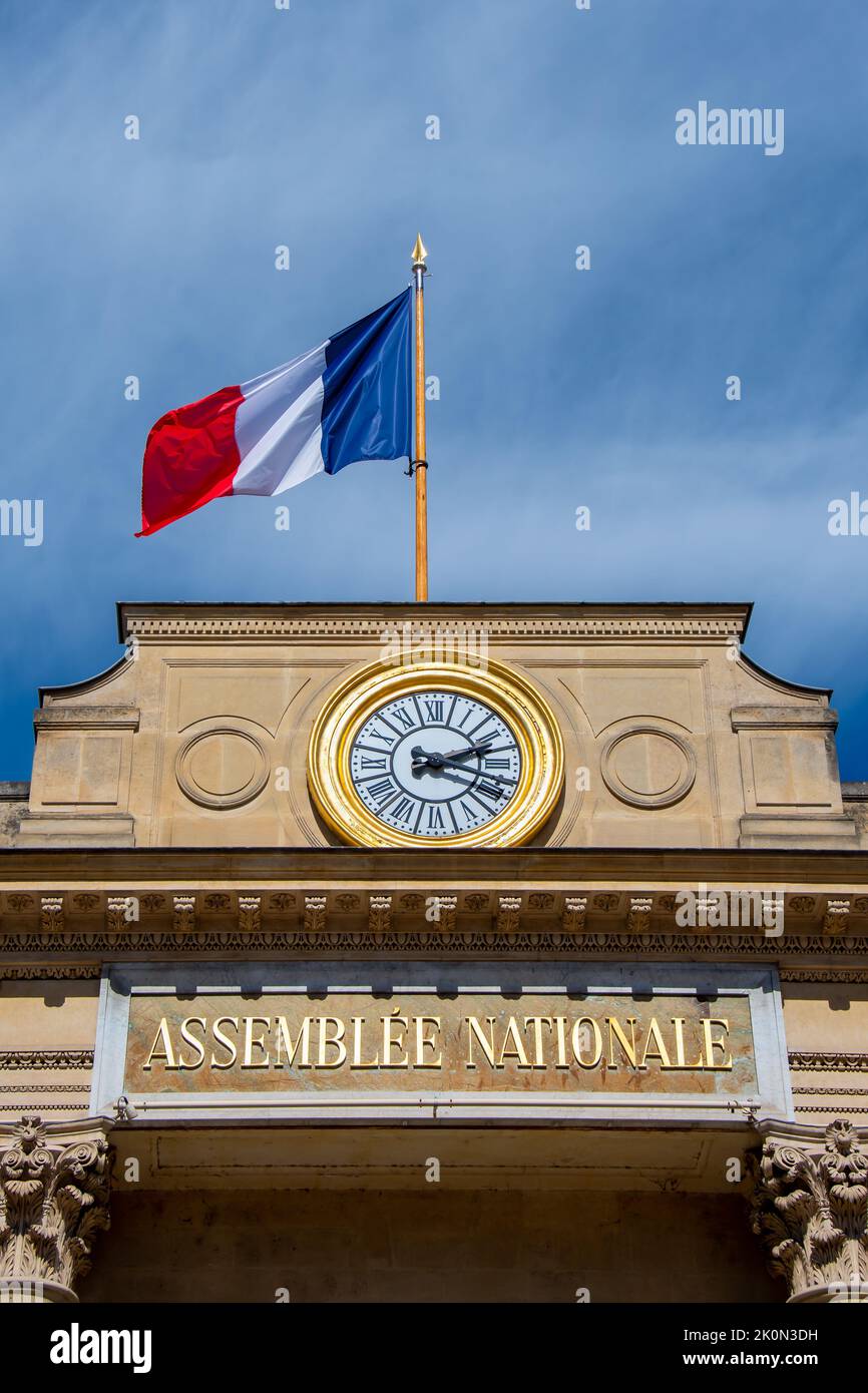 Detail der Fassade des Gebäudes der französischen Nationalversammlung, auch Palais Bourbon oder Abgeordnenkammer genannt, Paris, Frankreich Stockfoto