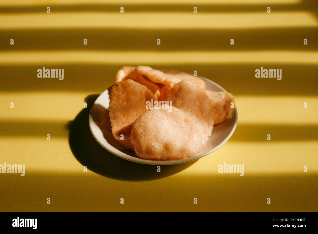 Indonesischer Snack mit dem Namen Kerupuk auf dem Teller Stockfoto