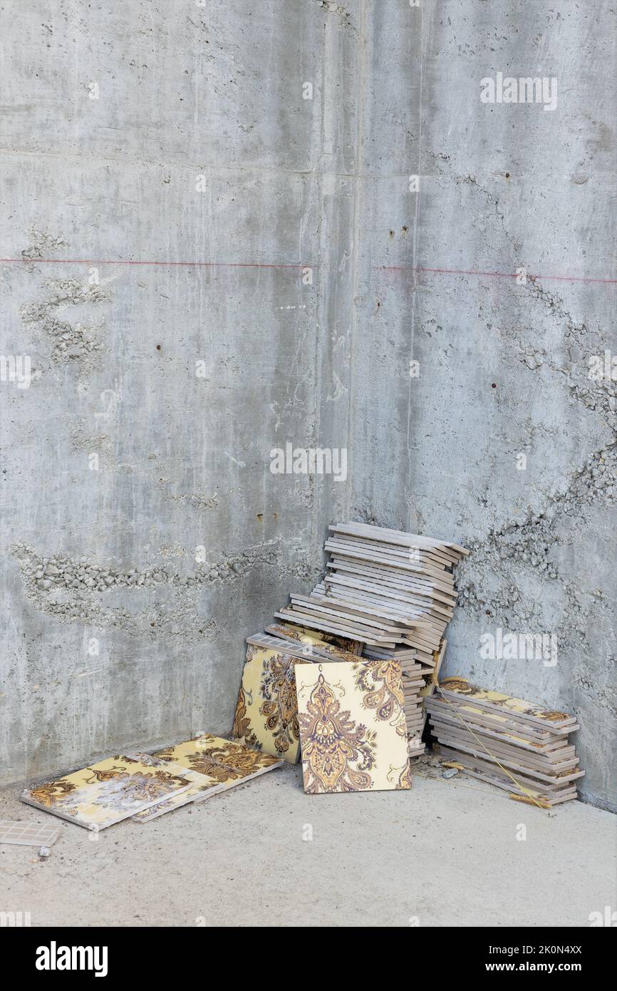 Verzierte eramic Fliesen in der Ecke eines Gebäudes im Bau gestapelt. Stockfoto