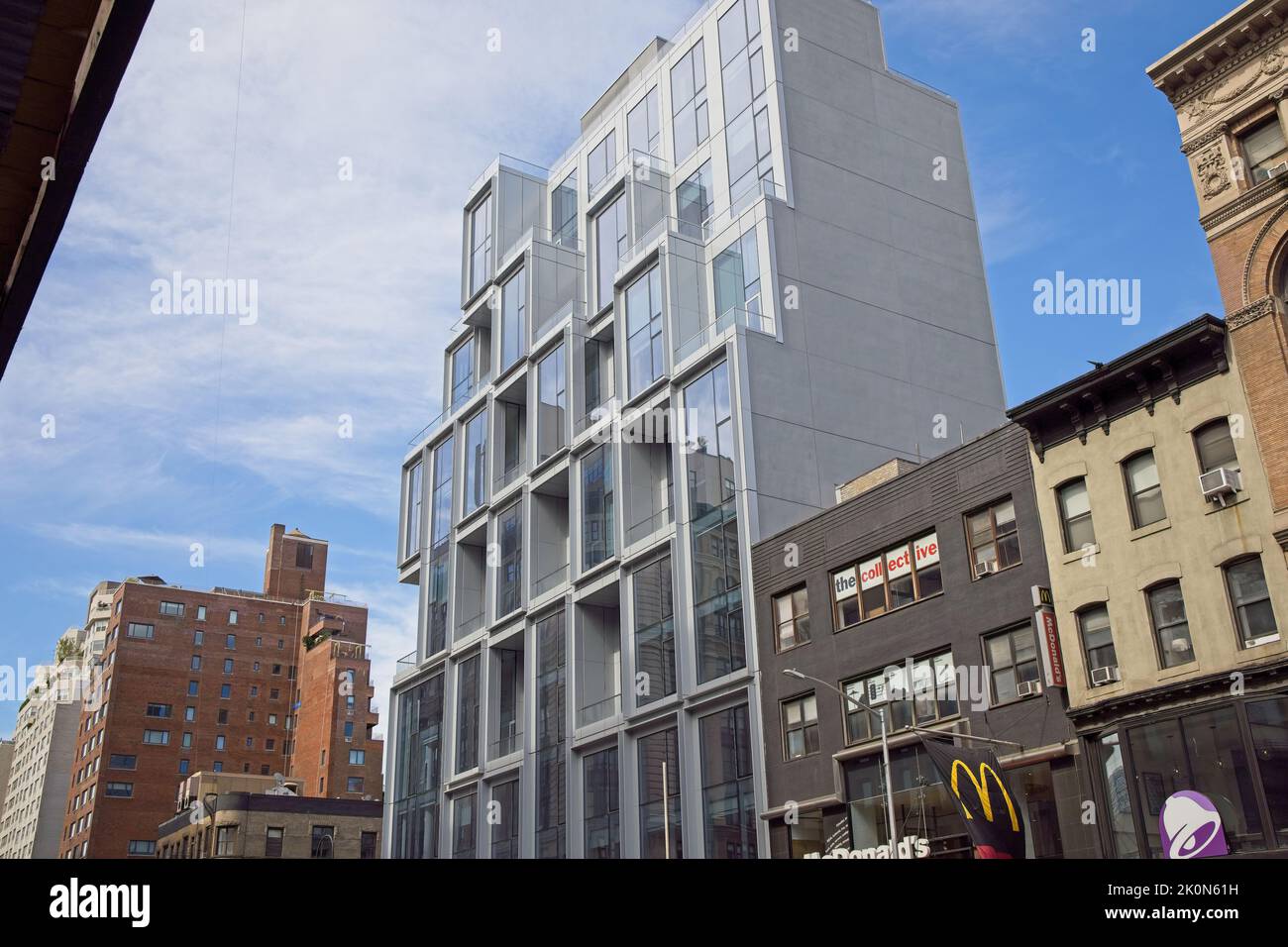 New York, NY, USA - 12. September 2022: Eine neue Eigentumswohnung in der 101 W 14. St nähert sich der Fertigstellung im Chelsea-Viertel von Manhattan Stockfoto