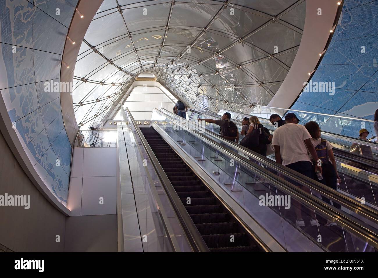 New York, NY, USA - 12. September 2022: Eine Reihe von Rolltreppen unter einem spektakulären neuen Dach der Penn Station verbindet die Bürgersteige von Manhattan oben mit dem und Stockfoto