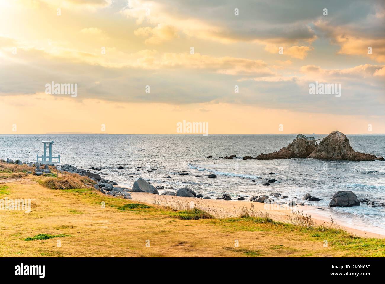 Rasen Sie an der Küste entlang des Itoshima Beach von Fukuoka, der zu den Meoto IWA Couple Rocks der Sakurai Futamigaura führt, die von einem heiligen weißen Shinto t geschützt sind Stockfoto