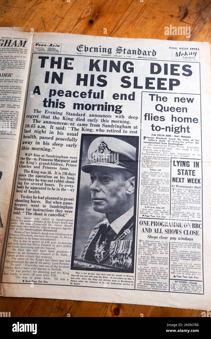 King George VI vertikale Titelseite Evening Standard Zeitungsschlagzeile „The King Dies in his Sleep“ und „The New Queen Flights Home“ 6. Februar 1952 London England Großbritannien Stockfoto King George VI vertikale Titelseite Evening Standard Zeitungsschlagzeile „The King Dies in his Sleep“ und „The New Queen Flights Home“ 6. Februar 1952 London England Großbritannien Stockfoto