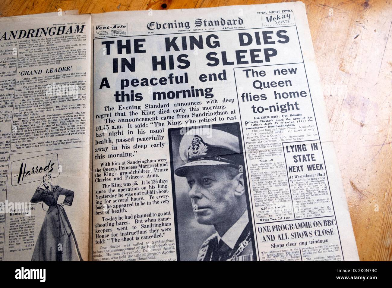 King George VI Titelseite Evening Standard headline 'der König stirbt in seinem Schlaf' und 'die neue Königin fliegt nach Hause' Februar 6 1952 London England Großbritannien Stockfoto